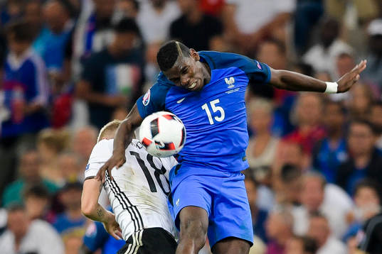 Frankrikes Paul Pogba och Tysklands Toni Kroos