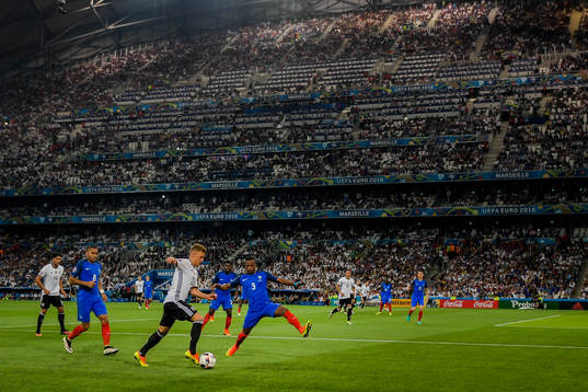 Tysklands Mario Gomez och Frankrikes Patrice Evra