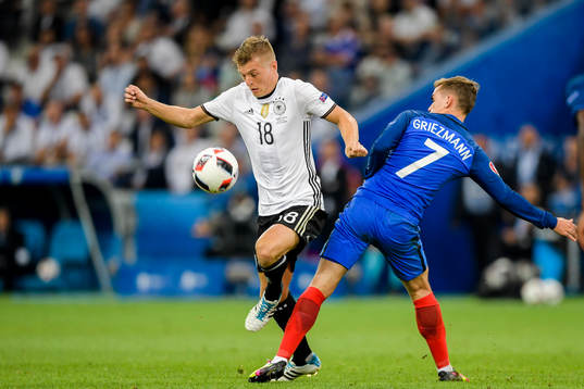 Tysklands Toni Kroos och Frankrikes Antoine Griezmann
