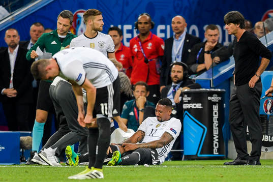 Tysklands Jerome Boateng tvingas lämna planen