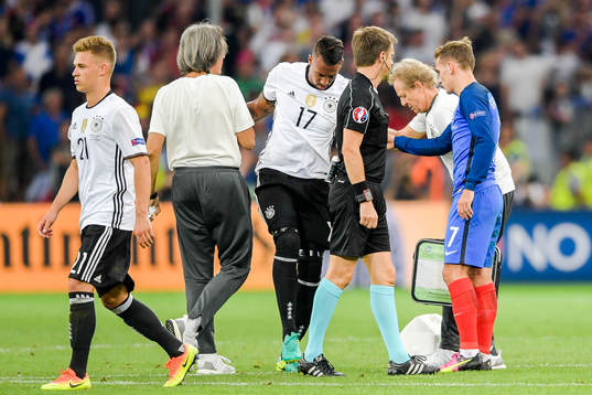 Tysklands Jerome Boateng tvingas lämna planen