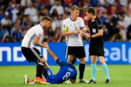 Tysklands Bastian Schweinsteiger i samtal med domaren
