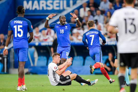Frankrikes Moussa Sissoko reagerar