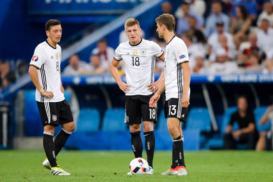 Tysklands Mesut Özil , Toni Kroos och Thomas Muller deppar
