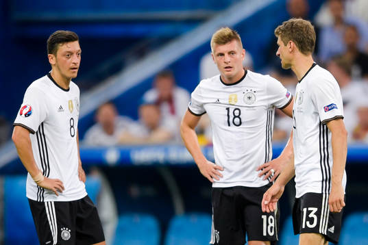 Tysklands Mesut Özil , Toni Kroos och Thomas Muller deppar