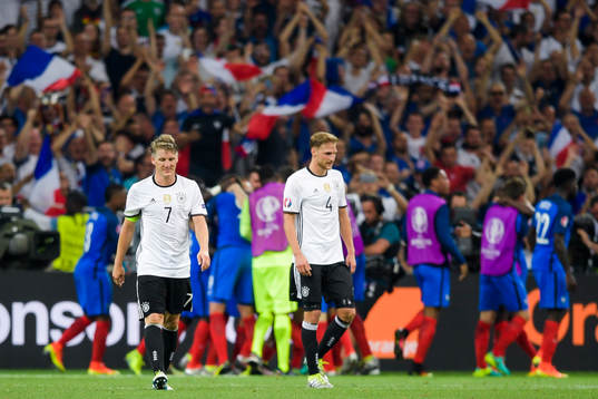 Tysklands Bastian Schweinsteiger och Benedikt Höwedes