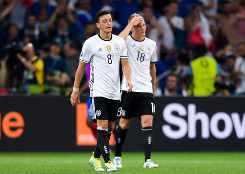 Tysklands Mesut Özil  och Toni Kroos deppar