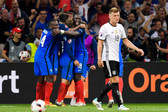 Frankrikes spelare jublar