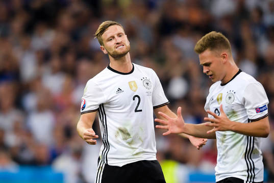 Tysklands Shkodran Mustafi och Joshua Kimmich deppar