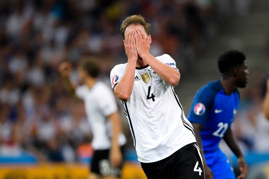 Tysklands Benedikt Höwedes deppar