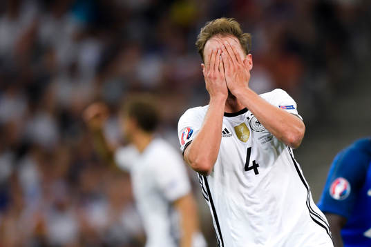 Tysklands Benedikt Höwedes deppar