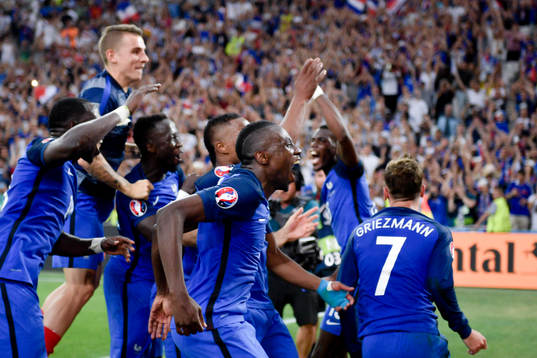 Frankrikes spelare jublar