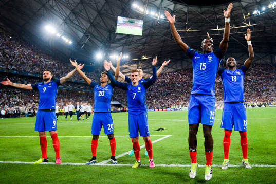 Frankrikes Antoine Griezmann och lagkamrater jublar