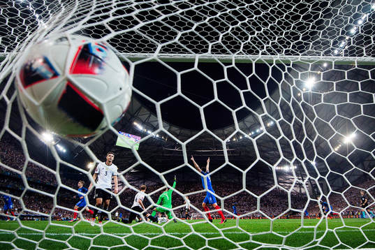 Frankrikes Olivier Giroud (th) jublar