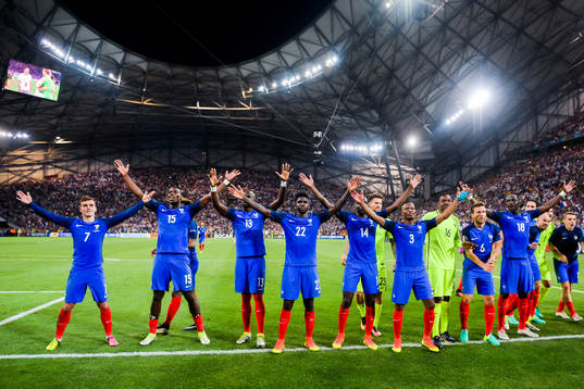 Frankrikes spelare jublar