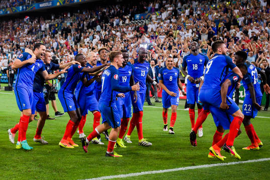 Frankrikes spelare  jublar