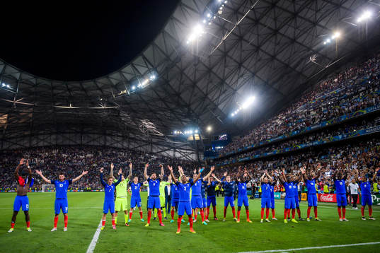 Frankrikes spelare jublar