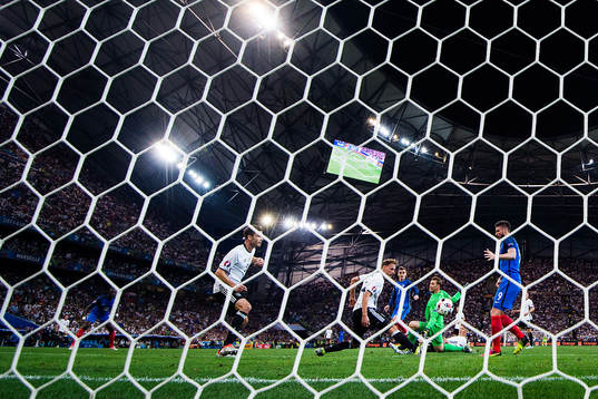 Frankrikes Antoine Griezmann (m) gör 2-0 bakom Tysklands