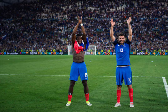 Frankrikes Paul Pogba och André-Pierre Gignac jublar