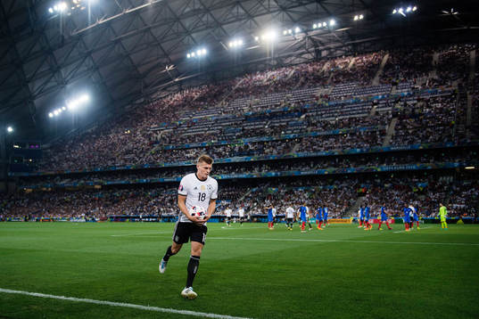 Tysklands Toni Kroos gör sig redo för en hörna