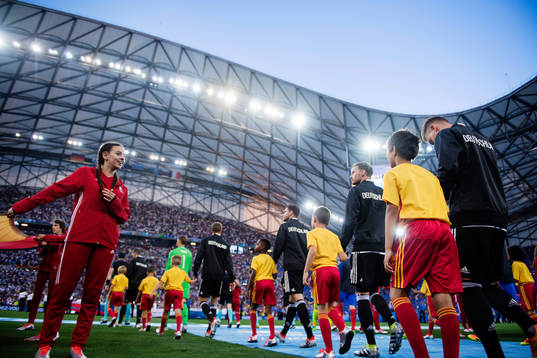 Tysklands spelare går in på Stade de Velodrome