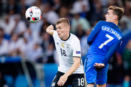 Tysklands Toni Kroos och Frankrikes Antoine Griezmann