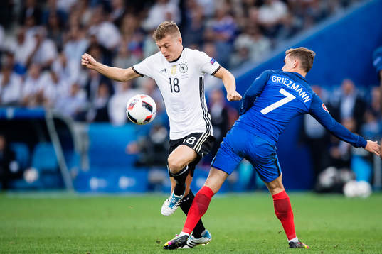 Tysklands Toni Kroos och Frankrikes Antoine Griezmann
