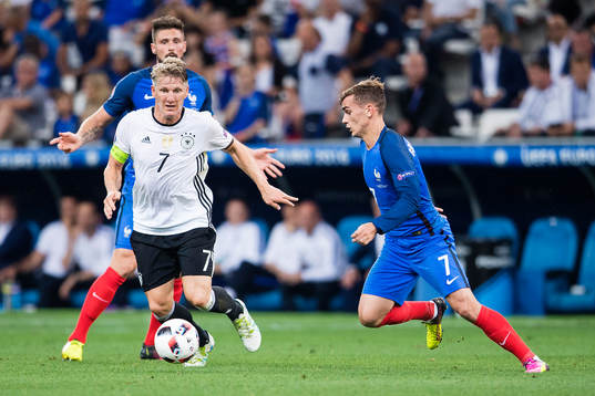 Tysklands Bastian Schweinsteiger utmanar Frankrikes Antoine