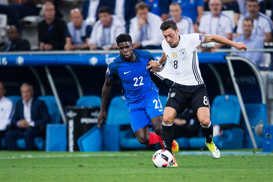 Frankrikes Samuel Umtiti och Tysklands Mesut Özil