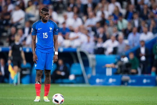 Frankrikes Paul Pogba gör sig redo för en frispark