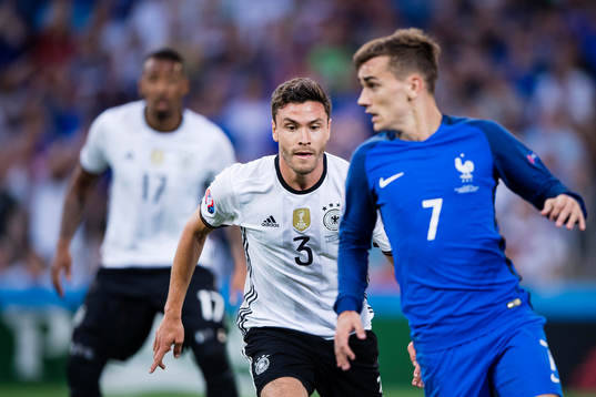 Frankrikes Antoine Griezmann jagas av Tysklands Jonas Hector