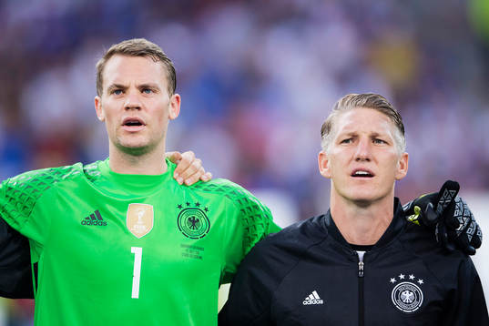 Tysklands målvakt Manuel Neuer och Bastian Schweinsteiger