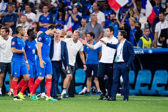 Frankrikes förbundskapten Didier Deschamps kramar om