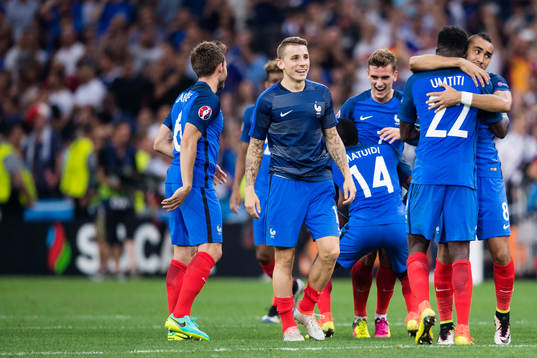Frankrikes Antoine Griezmann jublar med Blaise Matuidi