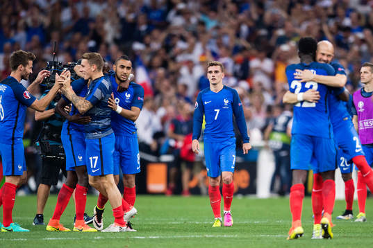 Frankrikes Antoine Griezmann medan hans spelare jublar vid