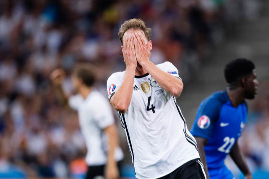 Tysklands Benedikt Höwedes deppar