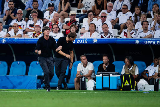 Tysklands förbundskapten Joachim Löw manar på sina