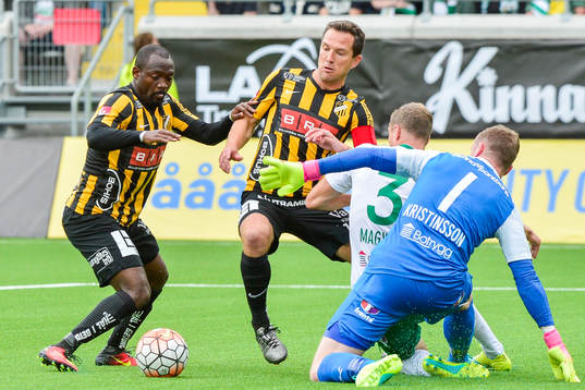 Häckens  John Owoeri oroar framför Hammarbys målvakt