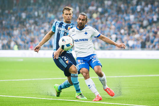 Norrköpings Christopher Telo i kamp om bollen med