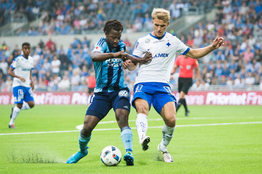 Djurgårdens Amadou Jawo i kamp om bollen med Norrköpings