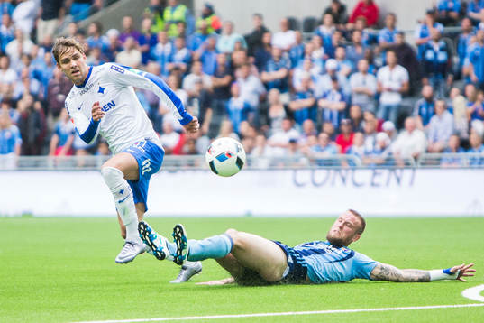 Norrköpings Christoffer Nyman i kamp om bollen med