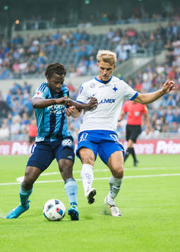 Djurgårdens Amadou Jawo i kamp om bollen med Norrköpings