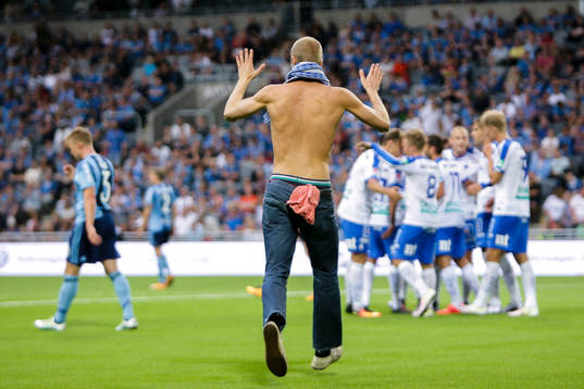 Norrköpings supporter springer in på planen