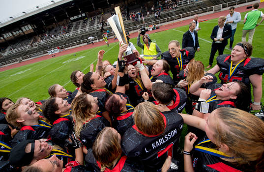 Spelarna från Örebro black night lyfter SM pokalen