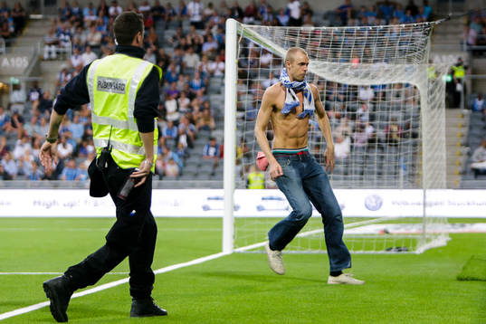 Norrköpings supporter stormar planen