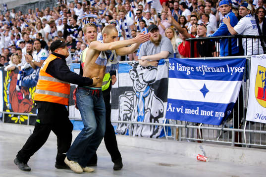Norrköpings supporter stormar planen