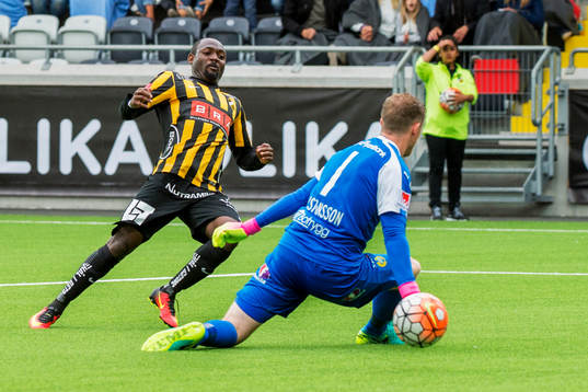 Häckens John Owoeri gör 3-1under fotbollmatchen i