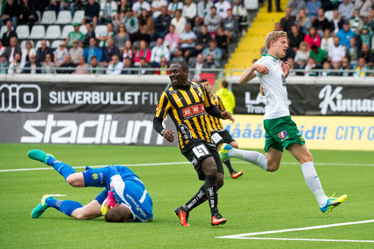 John Owoeri Hammarbys målvakt Ögmundur Kristinsson