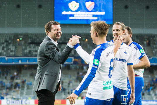 Norrköpings tränare Jens Gustafsson jublar med Nicklas