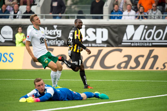 Häckens John Owoeri gör 2-1Hammarbys målvakt Ögmundur